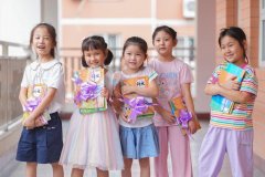 通过虚拟互动驾驶遨逛太空……孩子们正在互动 